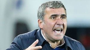 Hagi s-a supărat pe cei care susțin că Dinamo-Steaua nu mai e derby. „Voi nu știți, e o istorie prea mare în spate", a spus el. Amintiri cu Mihăescu, dar și cu oltenii Ungureanu și Negrilă