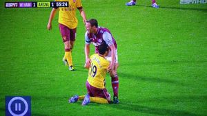 FOTO** Cazorla și Nolan, într-un moment de "afecțiune" în timpul meciului West Ham - Arsenal Londra :)