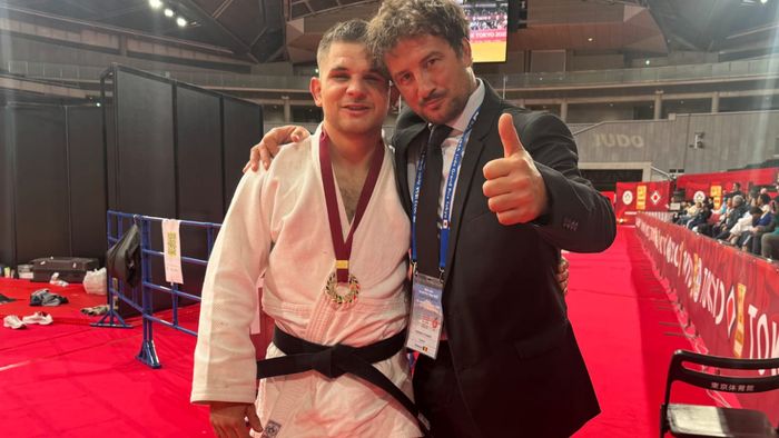 Antrenorul de campioni adevărați: „Ei sunt un exemplu pentru mine". Ce poate oricine să învețe de la sportivii nevăzători care fac legea în judo