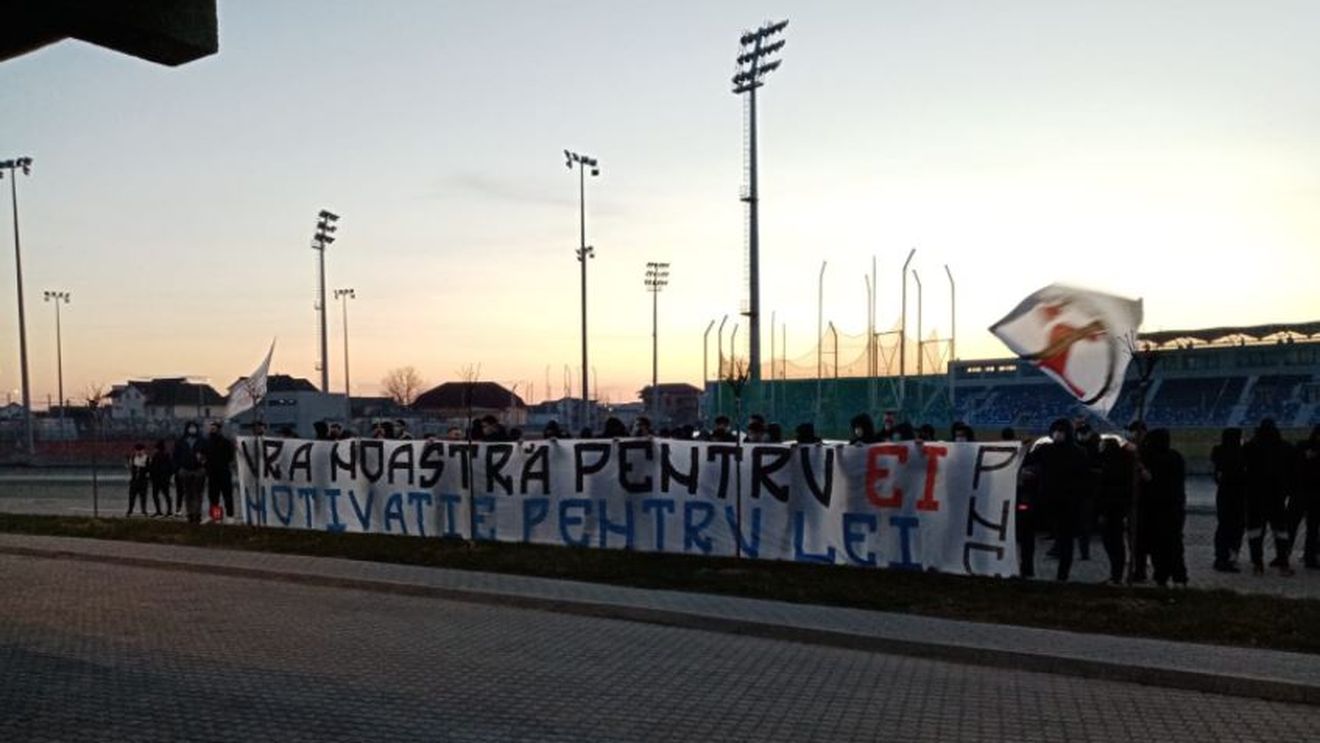 Craiovenii s-au antrenat pe „Ion Oblemenco” înaintea derby-ului cu Dinamo, iar fanii şi patronul Mihai Rotaru au venit să-i susţină | FOTO