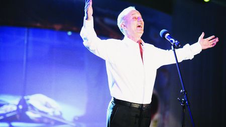 "Mutu să-și scrie cartea vieții!"** Citește un interviu savuros cu Toni Grecu!