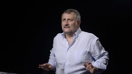 Povestea fabuloasă a fenomenalului regizor Cristi Puiu sau cum a ajuns un fotbalist ratat din Botoșani printre geniile cinematografiei românești! Își scria pe spate numele unui celebru jucător italian: „Asta era porecla mea la bloc”. VIDEO