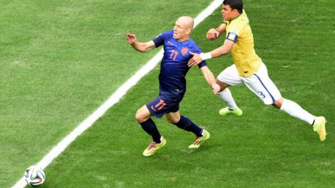 Cum să comiți două gafe cu o singură decizie. FOTO | Olanda a deschis scorul cu Brazilia dintr-o fază discutabilă, iar arbitrul l-a iertat de eliminare pe Thiago Silva