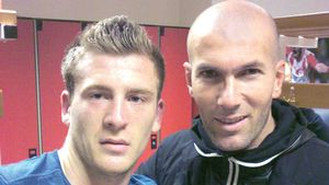 Coleg cu Zidane!** "Până acum aveam doar abțibilduri cu el"