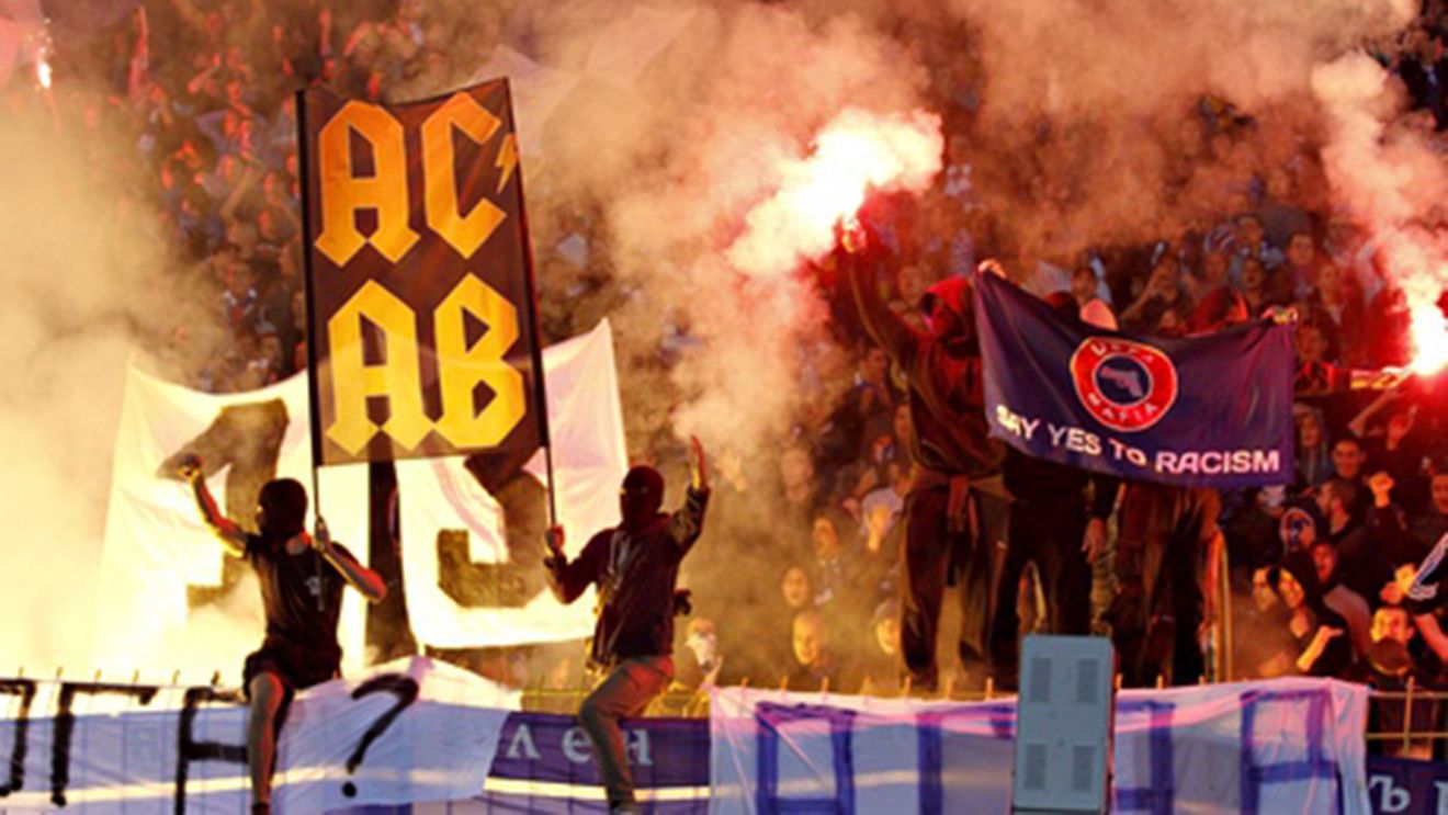 Moți, martor la cel mai controversat mesaj transmis vreodată de o galerie: "Spune da rasismului". 66 de ani de istorie, pătăți de mintea îngustă a fanilor