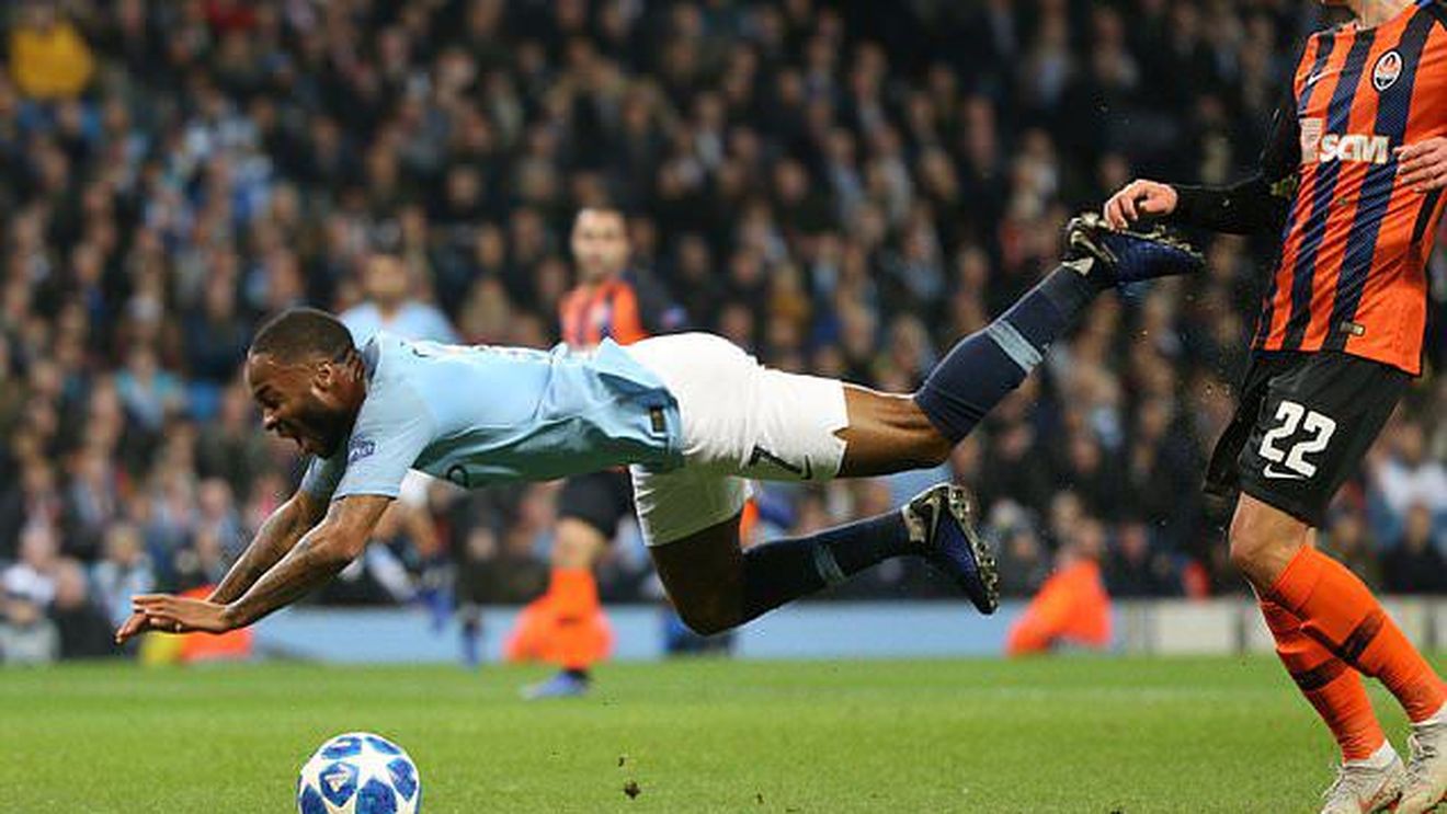 IREAL! Manchester City a beneficiat de cel mai stupid penalty acordat în ultimele decenii. FOTO | Adversarii au rămas "interziși" la faza care face înconjurul internetului. Cine e arbitrul de top care s-a făcut de râs