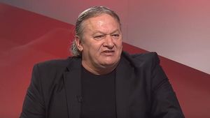 Dănuț Lupu îl face praf pe fotbalistul lui CS Dinamo care îl acuză că l-a bătut și scuipat: „Nu s-a integrat, n-are valoare, a jucat 3 minute ca la box! La fotbal ne înjurăm toată ziua! Și el m-a amenințat pe mine, că mă face harcea-parcea” | EXCLUSIV