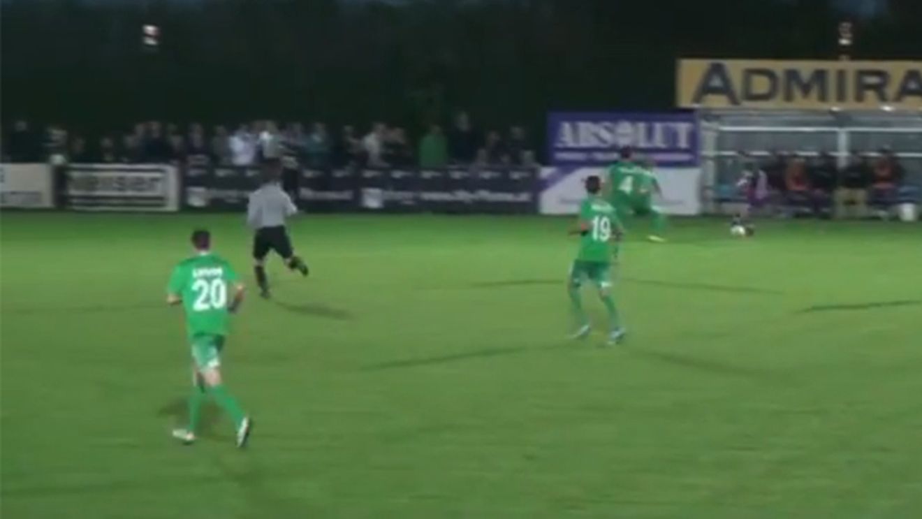 Scorul era 2-0 pentru oaspeți în momentul în care gazdele au rămas în 9! Cât s-a terminat cel mai nebun meci din week-end