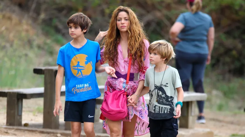 Shakira pare tristă într-un parc cu copiii ei, după ce fostul ei soț, Gerard Pique, a fost filmat în timp ce se sărută cu noua lui iubită
