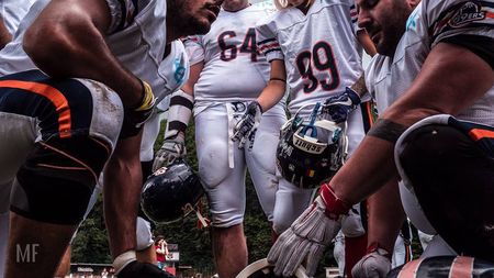 Studentă la medicina veterinară, săritoare cu prăjina, balerină. Ea este Anna Vazou, prima jucătoare de fotbal american din România care a evoluat într-un meci oficial alături de bărbați