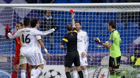 Meciul cu Galata i-a fost "fatal"! Real vrea să scape de încă un "veteran" și a invitat-o și pe Barcelona la negocieri. Ce clauză uriașă i s-a fixat