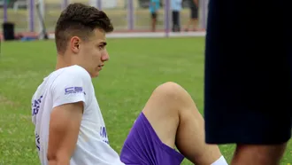 Fotbalistul Cosmin Huminic ajunge în arest preventiv, alături de ”tovarășul” cu care a bătut un tânăr din Timișoara! Polistul mai are un dosar penal pe rol!