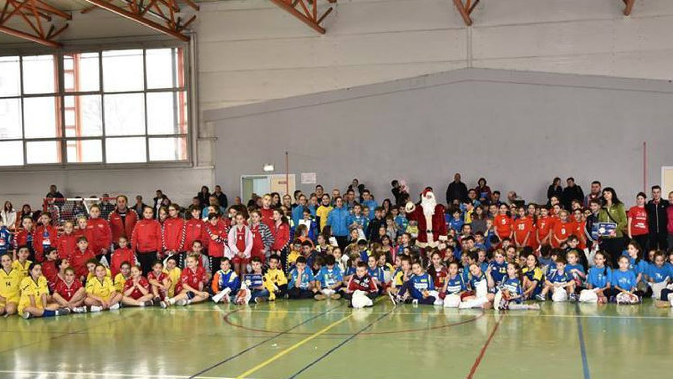 Zâmbete pe semicerc! 500 de "năzdrăvani" au fost prezenți la Festivalul de minihandbal de la Tg. Mureș. S-a jucat handbal fără a se ține scorul
