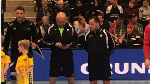 Danezii fac scandal! Un arbitru internațional român, surprins cu telefonul în teren la prezentarea echipelor la un meci din Cupa EHF. Reacția ironică a arbitrului: 