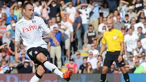 Berbatov se distrează: s-a pozat singur în oglindă și a postat imaginea pe facebook