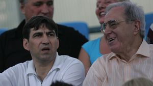 De ce nu dă Pițurcă declarații? **Păunescu: "El nu vrea să dea interviuri de pe WC sau de la restaurant"