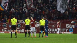 Junior Morais „a îngropat-o” pe Rapid! Fundașul a luat cartonaș roșu și UTA a înscris din penalty. Fanii giuleșteni au făcut scandal