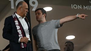 Un milionar dintre tinerii fotbaliști din Superliga a aflat planul lui Dan Șucu la Rapid! De ce a fost adus, de fapt, Neil Lennon: „Vrea să scape de astea”