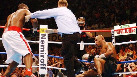 Boxerul care l-a făcut KO pe Mike Tyson a revenit în ring, la 52 de ani! Spectatorii au rămas uluiți de ce s-a întâmplat: „Doamne, Dumnezeule!”