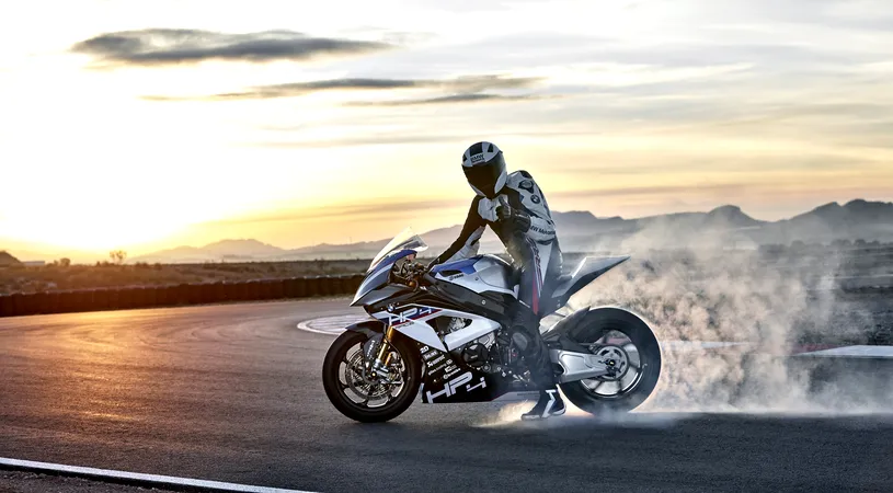 FOTO | Credeai că motocicleta ta e rapidă? BMW a lansat HP4 Race, o 