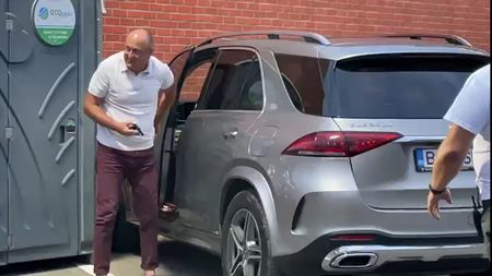 Dan Şucu, un patron fără fițe! Milionarul patron de la Rapid a parcat bolidul de lux lângă toaleta publică de la stadionul din Voluntari | VIDEO
