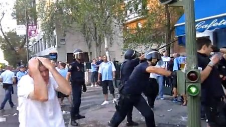 VIDEO ȘOCANT** Liga, PĂ‚TATĂ‚ de gesturi barbare! Forțele de ordine madrilene i-au BĂ‚TUT pe străzi pe fanii lui Manchester City