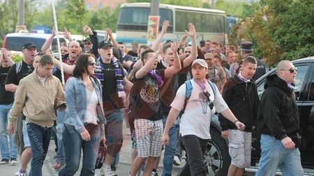 600 de timișoreni au traversat țara, pentru meciul sezonului:** "Purtați alb-violetul din nou în istorie!"