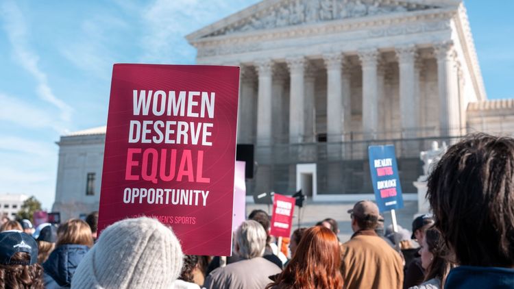 Curtea Supremă din SUA, audieri de 3 ore în cazurile sportivilor transgender: „Înclină spre acceptarea interzicerii lor în competițiile feminine”