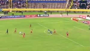 Așa ceva chiar nu s-a mai văzut pe un teren de fotbal: gol din foarfecă, după o pasă de la propriul portar