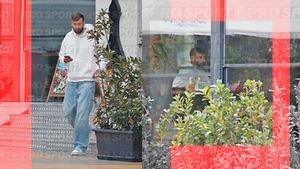 Gigi Becali l-a transferat la FCSB, anticipând că-și va vinde titularul pentru o sumă record în Superliga. Jucătorul s-a întâlnit la București cu impresarul său pentru a discuta despre viitorul la campioana României. FOTO EXCLUSIV