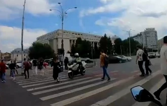 Momentul în care un poliţist pe motocicletă loveşte în plin o femeie aflată pe trecere, pe Calea Victoriei. Avea sirenele pornite