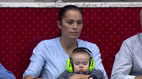IMAGINEA SERII | Fiul Aureliei Brădeanu a adormit în vacarmul din Sala Polivalentă, în timpul meciului CSM – Ferencvaros. Cum l-a protejat „Mika”
