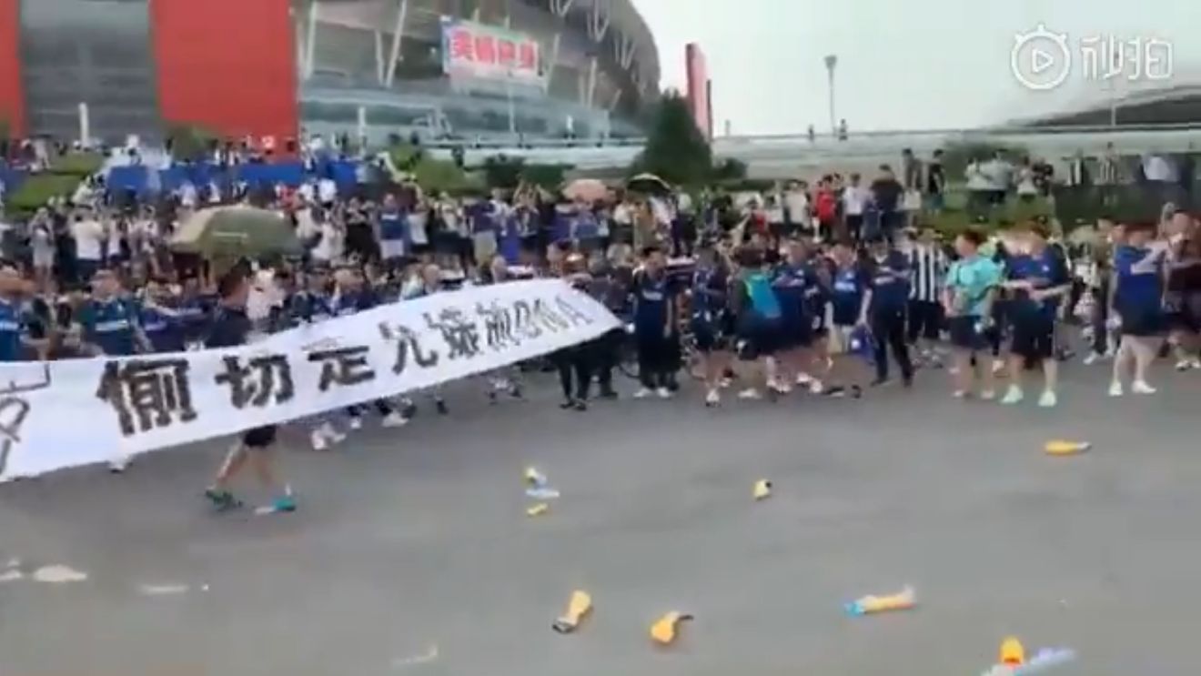 Incidente între fanii lui Inter și Juventus, înainte de meciul în care George Pușcaș a marcat! Fanii torinezilor nu au suportat mesajul afișat de rivali: "Jaful este în..."