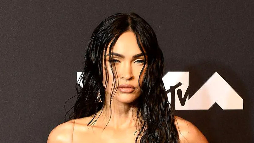 Megan Fox a pozat goală. Pictorial incendiar alături de iubitul ei