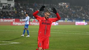 Cea mai controversată fază din Qarabag - FCSB. Arbitrul a dictat penalty pentru fault la Daniel Bîrligea, dar l-a anulat după intervenția VAR