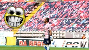 Idei pentru fericirea lui Andone! FOTO** Italienii de la Triestina și-au umplut tribunele cu suporteri...desenați