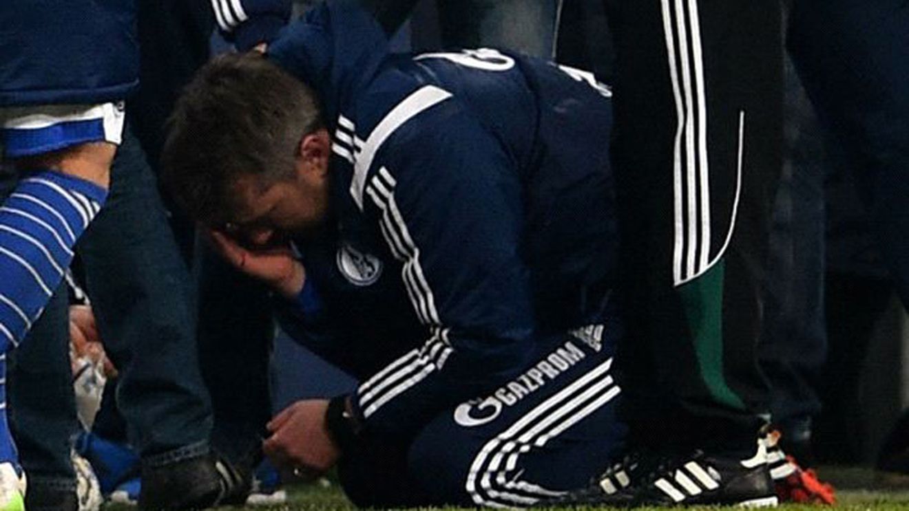 VIDEO | Antrenorul secund al celor de la Schalke 04 a fost rănit la cap de o brichetă aruncată din tribună