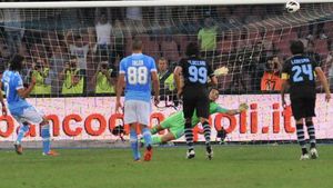 FOTO EMOȚIONANT - Bannerul care a 'răsărit' din galeria lui Napoli, de neprețuit:** "MAMMA MIA, che bello!" Fanii italieni, alături de drama unui club din România