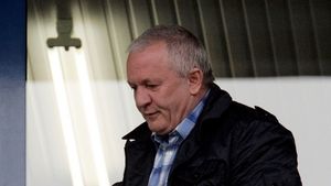 Porumboiu, dur: "Ce a făcut Condescu a fost o vrăjeală!** Este doar un impostor, n-are ce căuta în fotbal"