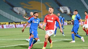 A picat nocturna în minutul 71 al meciului CSKA 1948 Sofia - FCSB! Ce decizie a luat arbitrul italian