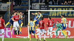 A refuzat Singapore și va juca la una dintre echipele speciale ale campionatului. Unde s-a transferat românul promovat de Mutu în Superliga. EXCLUSIV