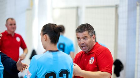 Scandal în handbalul feminin! Antrenorul unei echipe care trage la promovarea în Liga Florilor tună împotriva arbitrilor: „A fost golăneală! Aceste golănii vor alunga copiii din handbal”