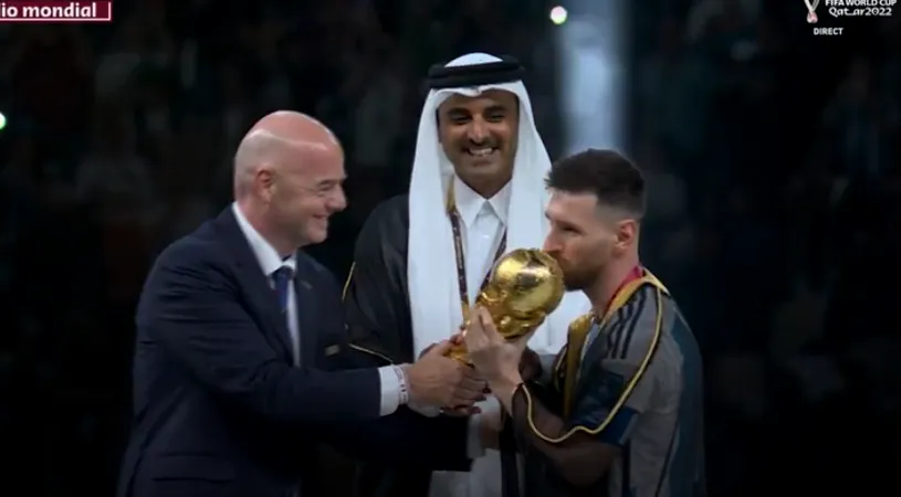 Imaginea istorică pe care o lume întreagă aștepta să o vadă: Leo Messi ridică trofeul Cupei Mondiale și rezolvă pentru totdeauna duelul său cu rivalul Cristiano Ronaldo!