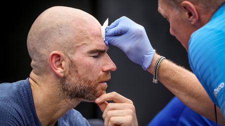 Și-a crăpat singur capul cu racheta de tenis, după ce s-a lovit în repetate rânduri cu ea, de frustrare! Imagini incredibile cu numărul 22 ATP