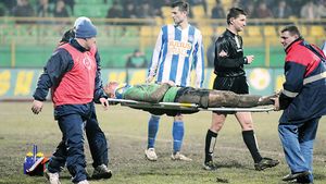 Efectele `demolatorului` Pavlovic: ** Brăneț stă 2 săptămâni cu gâtul imobilizat după ce a fost făcut K.O!