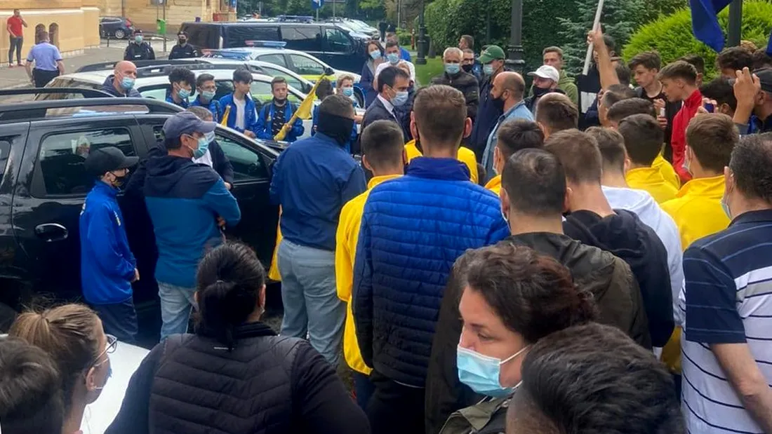 Protest în fața Primăriei Brașov după o ”manipulare dinspre clubul Corona”. Allen Coliban: ”Suntem experți în a ne da la gioale și a ne înfige cuțite pe la spate.” Edilul spune care este stadiul formării noului FC Brașov: ”Avem susținerea FRF”