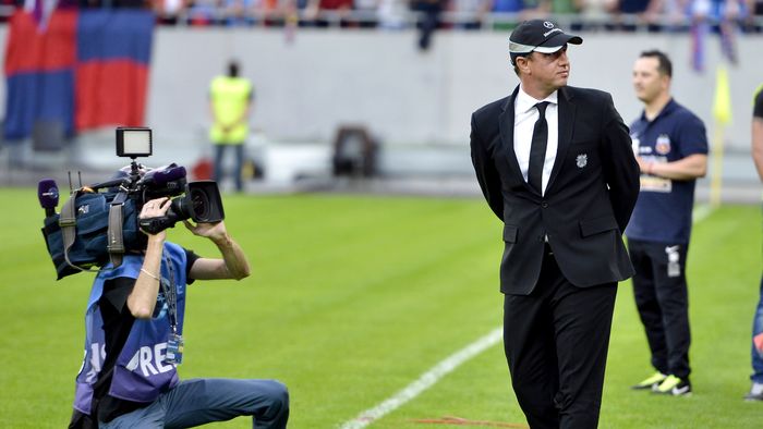 Familia Reghecampf a reaprins rapid, după întoarcerea la Steaua, toate focarele de scandal. Fostul antrenor e persiflat, jucătorii nu mai sunt lăsați la națională, rivalele primesc "oferte de nerefuzat", reapar suspiciuni privind jocul unor adversari