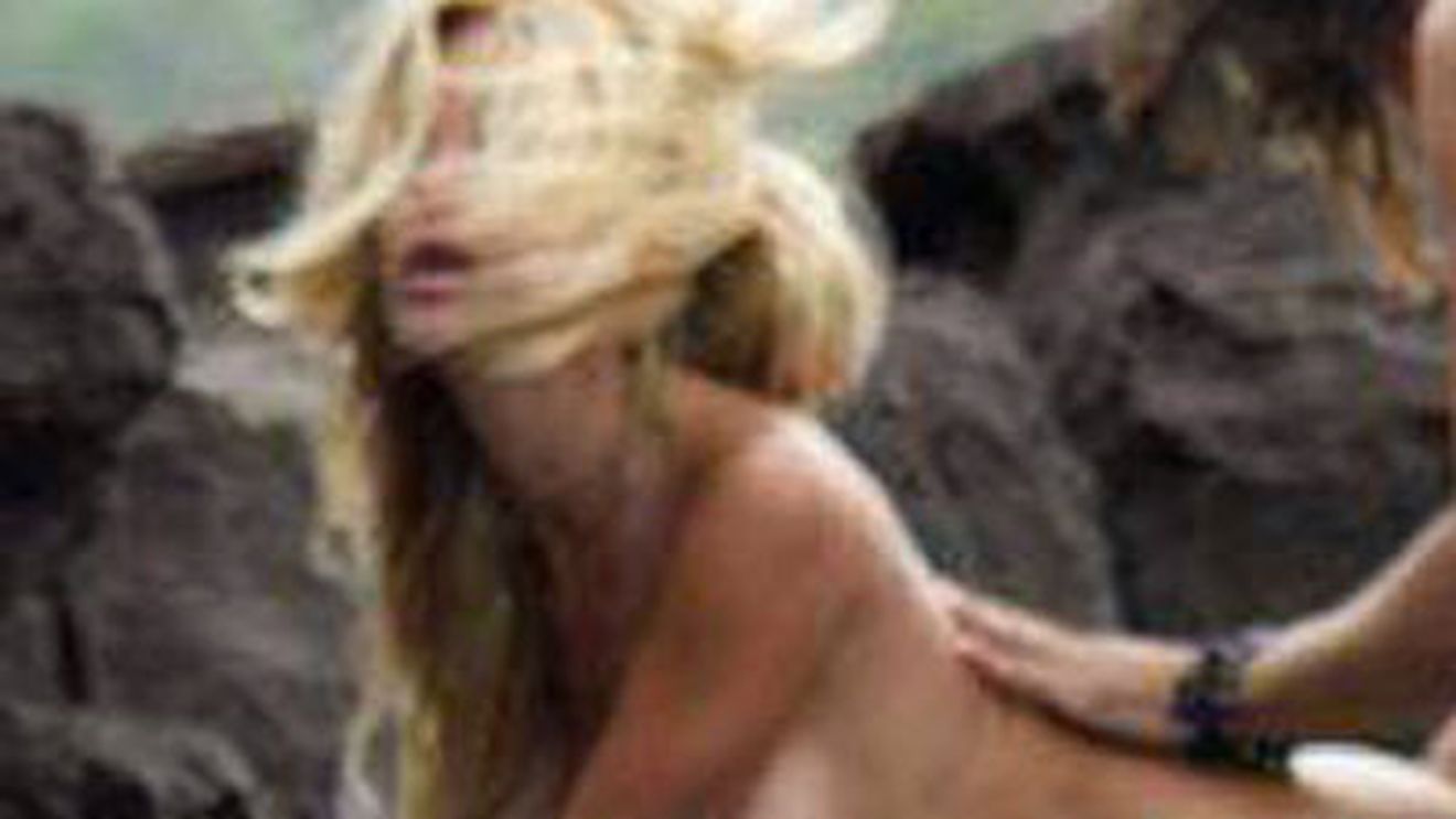 INTERZIS SUB 18 ANI!** Fosta soție a unui actor de filme de acțiune, surprinsă în timp ce făcea sex pe plajă