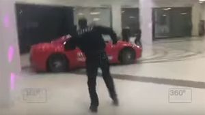 VIDEO | Scene incredibile în Rusia. Un fost primar a intrat cu mașina într-un mall și a făcut drifturi. Gardienii l-au prins abia după 10 minute. Ce a declarat în fața anchetatorilor :)