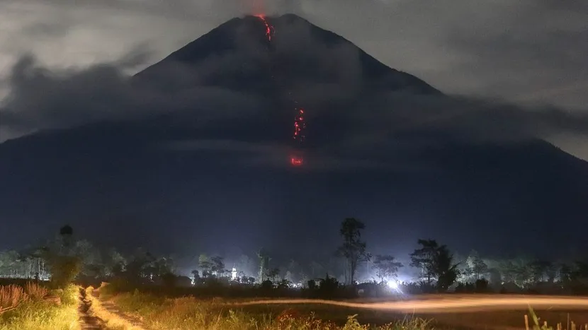 13 oameni au murit și alte zeci de persoane au fost rănite după erupția vulcanului Semeru din Indonezia